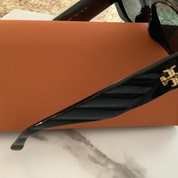 NWT.   Tory Burch sunglasses - Picture 13 of 16